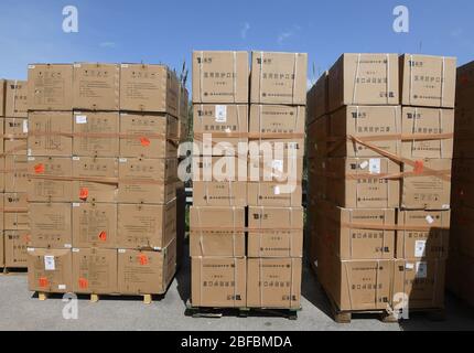 Rome, Italie. 17 avril 2020. Des boîtes de fournitures médicales en provenance de Chine sont vues à l'extérieur d'un entrepôt près de l'aéroport Fiumicino à Rome, en Italie, le 17 avril 2020. La pandémie COVID-19 a fait 22 745 morts en Italie, ce qui porte le nombre total de cas, y compris les morts et les reprises, jusqu'à maintenant à 172 434, selon les dernières données publiées vendredi par le Département de la protection civile du pays. Crédit: Alberto Lingria/Xinhua/Alay Live News Banque D'Images