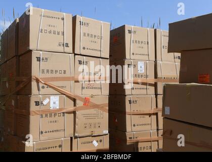 Rome, Italie. 17 avril 2020. Des boîtes de fournitures médicales en provenance de Chine sont vues à l'extérieur d'un entrepôt près de l'aéroport Fiumicino à Rome, en Italie, le 17 avril 2020. La pandémie COVID-19 a fait 22 745 morts en Italie, ce qui porte le nombre total de cas, y compris les morts et les reprises, jusqu'à maintenant à 172 434, selon les dernières données publiées vendredi par le Département de la protection civile du pays. Crédit: Alberto Lingria/Xinhua/Alay Live News Banque D'Images