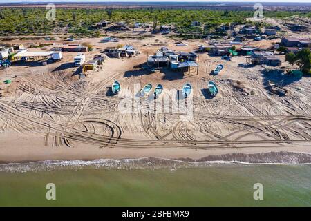 Bateaux de pêche, pangas, bateaux, sur les rives de la plage et de la communauté de pêche Sahuimaro, Sonora, Mexique. Désert de Sonora, golfe de Californie... (Photo: LuisGutierrez / NortePhoto.com).... Botes de pesca, pangas, lanchas, a la orilla de la playa y comunidad de pescadores Sahuimaro, Sonora, Mexique. desierto de Sonora, golfo de California (photo:LuisGutierrez/NortePhoto.com) Banque D'Images