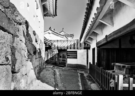 Ancien château noir-blanc au Japon près d'Osaka - Himeji. Bâtiments historiques sur des murs en pierre avec des tours blanches. Banque D'Images