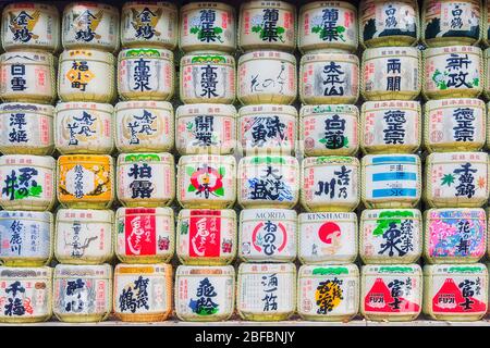 Tokyo, Japon - 1 Jan 2020: Un mur de barils de saké dans le parc Meiji jingu et sanctuaire de Tokyo, Japon. Banque D'Images