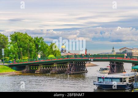 Pont Kronverk traversant le canal du détroit de Kronverksky entre Zayachy Hare et l'île Petrogradsky et les bateaux touristiques, dôme doré de la cathédrale Saint Isaac Banque D'Images