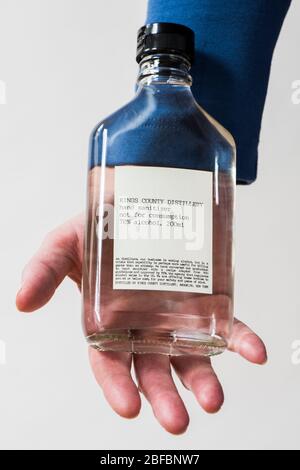 Brooklyn, New York, États-Unis - 28 mars 2020 : bouteilles de désinfectant pour les mains produites par la distillerie Kings County. La distillerie qui produit généralement des whiskey Banque D'Images