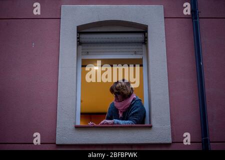 Barcelone, Catalogne, Espagne. 17 avril 2020 - dans le quartier maritime de la Barceloneta à Barcelone, une femme marque les chiffres lorsqu'elle joue au bingo avec d'autres voisins à partir d'une fenêtre. Le ministère espagnol de la Santé calcule une nouvelle augmentation des décès quotidiens de coronavirus, avec 585 morts enregistrées. Credit:Jordi Boixaeu/Alay Live News Banque D'Images