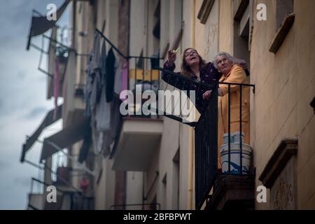 Barcelone, Catalogne, Espagne. 17 avril 2020 - dans le quartier maritime de la Barceloneta à Barcelone, une femme et sa mère âgée réagissent comme jouant au bingo avec d'autres voisins de leur balcon. Le ministère espagnol de la Santé calcule une nouvelle augmentation des décès quotidiens de coronavirus, avec 585 morts enregistrées. Credit:Jordi Boixaeu/Alay Live News Banque D'Images
