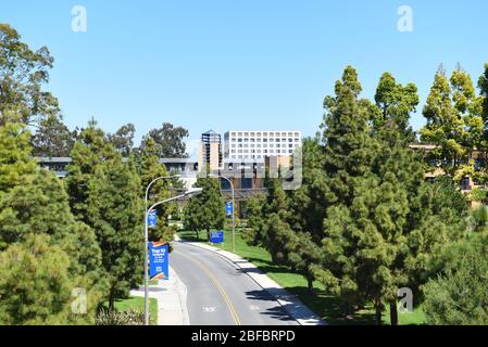 IRVINE, CALIFORNIE - 16 AVRIL 2020: Peltason Drive à travers le campus de l'Université de Californie Irvine, UCI. Banque D'Images