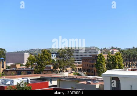 IRVINE, CALIFORNIE - 16 AVRIL 2020: Bâtiments et toits sur le campus de l'Université de Californie Irvine, UCI. Banque D'Images