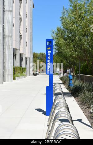 IRVINE, CALIFORNIE - 16 AVRIL 2020: Boîte d'appel d'urgence et casiers à vélos à Meas court sur le campus de l'Université de Californie Irvine, UCI. Banque D'Images