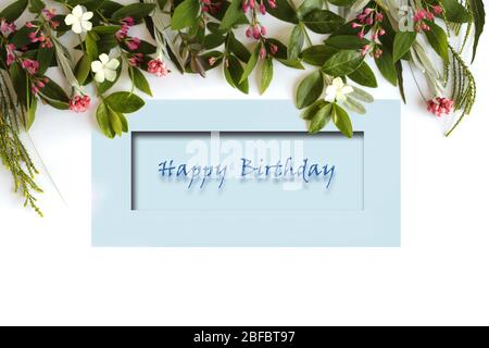 Carte d'anniversaire pour célébrer avec des fleurs fraîches. Plantes fleurs frontière. Plat, vue du dessus. Concept de célébration, carte, bannière Banque D'Images