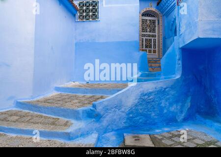 Escalier menant à une maison bleue à Chefchaouen Maroc Banque D'Images