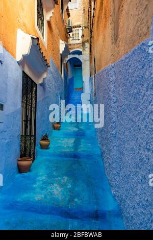 Escalier étroit menant à l'entrée d'une maison au Maroc de Chefchaouen Banque D'Images