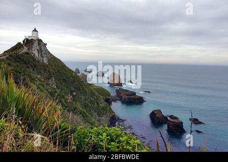 Le phare de Nugget point à une journée de tempête avec la falaise et les rochers dans la mer à Nugget point, Otago, Nouvelle-Zélande, mars 2020 Banque D'Images