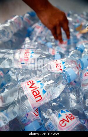 Photo montre : Bouteilles de l'eau Evian ; un produit Danone. Banque D'Images