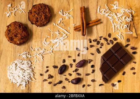 Vous apprenez à cuisiner dans le verrouillage de quarantaine Corona ? Biscuits de noix de coco avec chocolat équatorien noir d'origine unique et une touche de cannelle. Banque D'Images