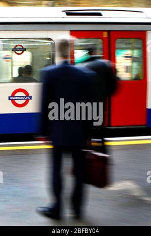 Un train en arrivant à la station de métro Farringdon. Banque D'Images