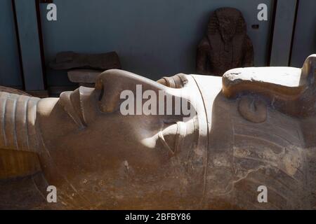 Colossus de Ramsès II en plein air mit Rahina Museum, Al Badrashin, Giza Goverate, Egypte. Banque D'Images