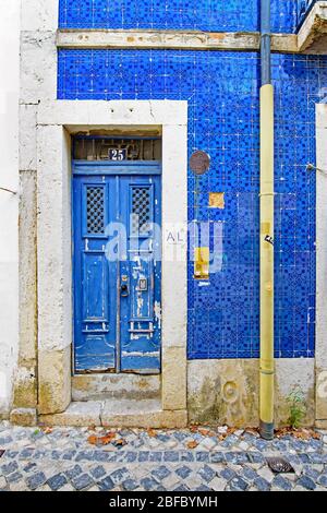 Ancienne porte bleue et carreaux bleus azulejo dans le quartier d'Alfama à Lisbonne Banque D'Images