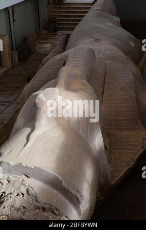 Colossus de Ramsès II en plein air mit Rahina Museum, Al Badrashin, Giza Goverate, Egypte. Banque D'Images