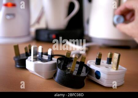 Un tas de prises électriques avec des appareils de la chambre Banque D'Images