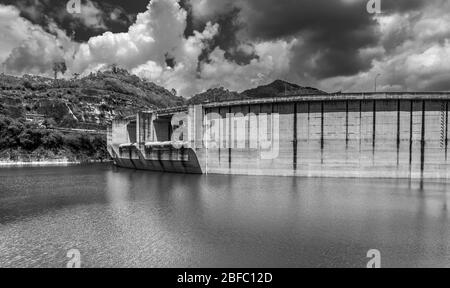 Image spectaculaire en noir et blanc du barrage et du réservoir de Presa Jigey, dans les montagnes des caraïbes de la république dominicaine. Banque D'Images