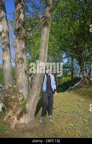 Dorsten, Allemagne, samedi 18 avril 2020 les gens font de l'activité homme seul modélisation avec des imprimés covid-19 Banque D'Images