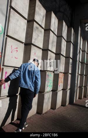 Dorsten, Allemagne, samedi 18 avril 2020 les gens font de l'activité homme seul modélisation avec des imprimés covid-19 Banque D'Images