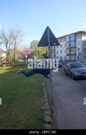 Dorsten, Allemagne, samedi 18 avril 2020 les gens font de l'activité homme seul modélisation avec des imprimés covid-19 Banque D'Images