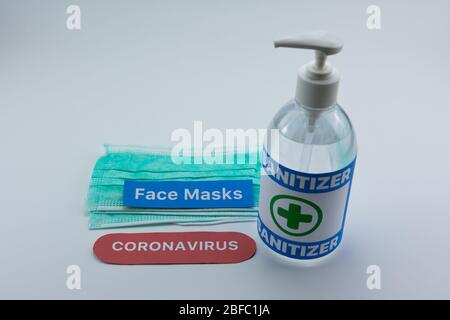 Désinfectant pour les mains et masques médicaux-chirurgicaux et pour la protection contre les germes tels que le coronavirus. Banque D'Images