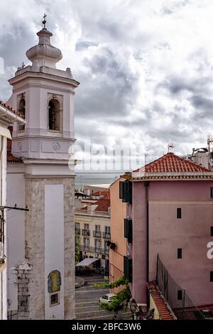 Vue sur les tours de l'église de Sao Miguel dans le quartier d'Alfama à Lisbonne avec la rivière Tejo au loin Banque D'Images