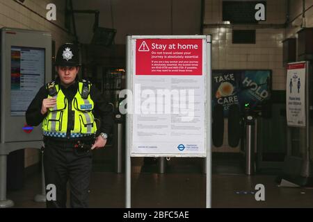 Londres, Royaume-Uni, 2020 Covid- 19 pandémie : un policier surveille une station de métro du centre de Londres, près de l'hôpital St Thomas. Banque D'Images