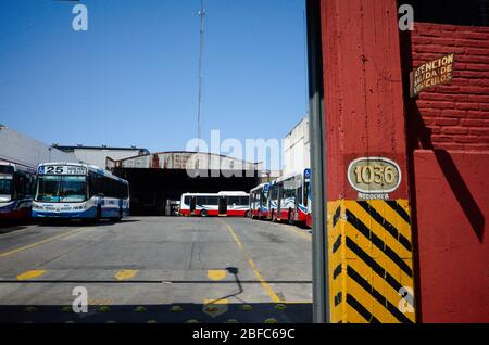 Buenos Aires, Argentine - Janvier 2020: Groupe de bus stationnés dans un garage de bus de ville. Necochea 1036 rue à Buenos Aires. Dépôt de stationnement de la ville p Banque D'Images