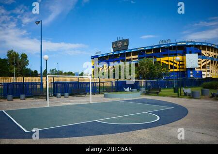 Buenos Aires, Argentine - Janvier 2020: Vue sur le stade de football de la Bombonera de Boca Juniors équipe de football. Vue depuis le terrain de football de la rue dure Banque D'Images