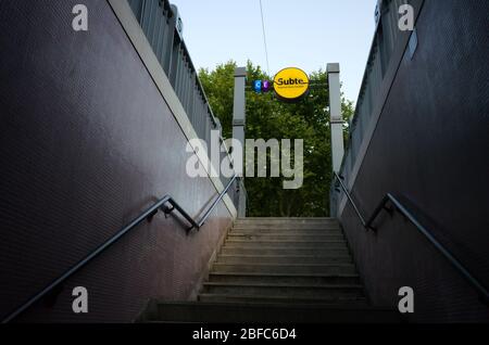 Entrée au métro Buenos Aires Metro également connu sous le nom de Subte. Pas d'entrée avec des mains courantes et des escaliers pour la station de métro à la route jaune. Buenos A Banque D'Images