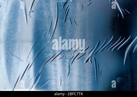 effet poster en papier peint peint bleu argenté, enduit de peinture, avec une teinte inégale et crétinée Banque D'Images