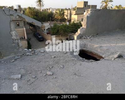 Tripoli, Libye. 17 avril 2020. Photo montre un trou sur le toit d'une maison résidentielle après un bombardement à SOQ Al-Gomah, Tripoli, Libye, 17 avril 2020. Vendredi, des bombardements aveugles ont frappé des zones résidentielles dans différentes parties de la capitale libyenne Tripoli, tuant deux civils, un responsable local a déclaré Xinhua. Crédit: Hamza Turkia/Xinhua/Alay Live News Banque D'Images