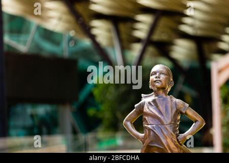 Melbourne, Australie, 17 avril 2020. Une stature de jeune fille se tient le long de Federation Square pendant la crise du Coronavirus à Melbourne, en Australie. Crédit: Dave Hemaison / Alay Live News Banque D'Images