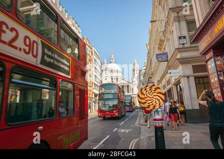 Londres Angleterre - 19 juillet 2013 ; scène de rue de Londres avec des bus doubledecker passant par le géant ollypop que les gens marchent à côté. Banque D'Images