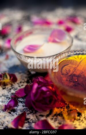 Masque de visage de farine de blé pour peau huileuse sur un panneau de couleur noire composé d'une certaine eau de rose, de lait, de farine de blé et de miel brut pour peau huileuse. Photo de tous Banque D'Images