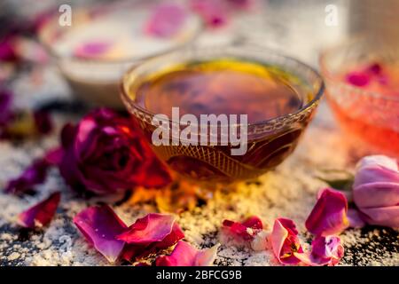 Masque de visage de farine de blé pour peau huileuse sur un panneau de couleur noire composé d'une certaine eau de rose, de lait, de farine de blé et de miel brut pour peau huileuse. Photo de tous Banque D'Images