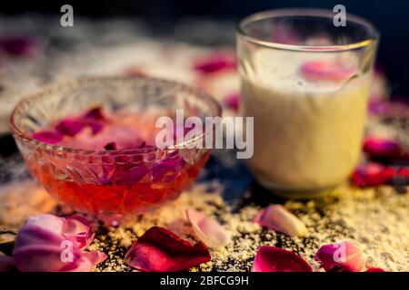 Masque de visage de farine de blé pour peau huileuse sur un panneau de couleur noire composé d'une certaine eau de rose, de lait, de farine de blé et de miel brut pour peau huileuse. Photo de tous Banque D'Images