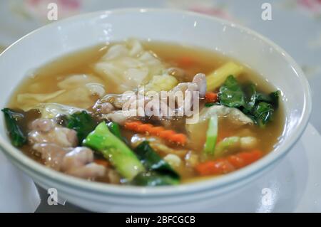 Nouilles, nouilles fry avec porc et brocoli Banque D'Images