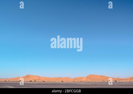 Dunes de sable du désert du Sahara avec ciel bleu vide (Maroc) Banque D'Images