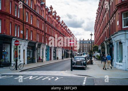 Londres, Angleterre, Royaume-Uni, 24 mai 2016 : Chiltern Street avec des rangées de boutiques dans les bâtiments du Vieux brique rouge. Une rue commerçante à Marylebone, Londres, Banque D'Images