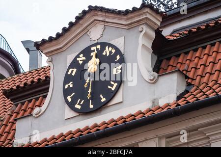 Horloge hébraïque qui tourne dans le sens inverse des aiguilles d'une montre appelée Hodiny jdoucí pozpátku dans l'hôtel de ville juif appelé Zidovska Radnice ou Maiselova Radnice à Prague, Banque D'Images