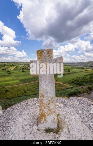 Croix de pierre à Orheiul Vechi - ancien complexe historique et archéologique Orhei situé à Trebujeni sur la rivière Raut, en Moldavie Banque D'Images