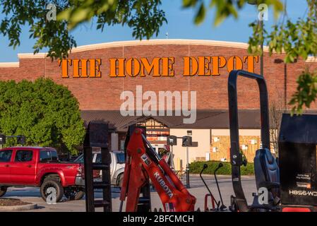 Le magasin Home Depot d'amélioration de la maison à Snellville, Géorgie avec location d'équipement compact. (ÉTATS-UNIS) Banque D'Images