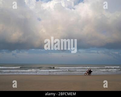 Promenade en moto le long de la plage à Kuala Terengganu, en Malaisie Banque D'Images