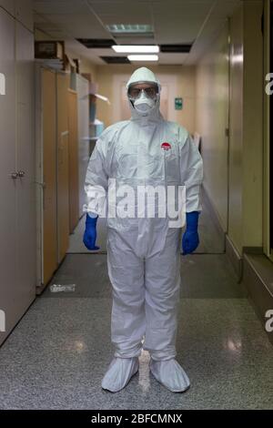 Rome, Italie. 17 avril 2020. Le personnel de santé travaille dans la région de Covid de l'hôpital militaire polyclinique de Celio (Policlinico Militare Celio) où le génome du Coronavirus (COVID-19) a été séquencé. (Photo de Davide Fracassi/Pacific Press) crédit: Agence de presse du Pacifique/Alay Live News Banque D'Images