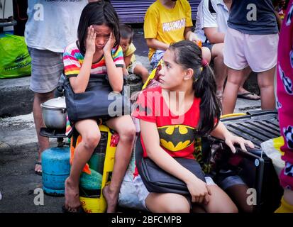 District de la capitale, Philippines. 18 avril 2020. (Note de l'éditeur : image prise par le périphérique mobile.) Une jeune fille assise en deuil alors que le feu a balayé "Happyland", une zone de taudis à Manille samedi, Barangay 105, zone 9, District 1 et s'est rapidement propagée, incitant le Bureau de protection contre les incendies à déclencher l'alarme Alpha ou de niveau moyen de la Force opérationnelle. (Photo de Rick Mupas/Pacific Press) crédit: Agence de presse du Pacifique/Alay Live News Banque D'Images