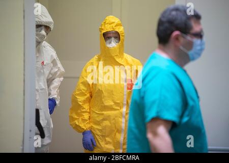 Rome, Italie. 17 avril 2020. Le personnel de santé travaille dans la région de Covid de l'hôpital militaire polyclinique de Celio (Policlinico Militare Celio) où le génome du Coronavirus (COVID-19) a été séquencé. (Photo de Davide Fracassi/Pacific Press) crédit: Agence de presse du Pacifique/Alay Live News Banque D'Images